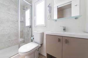 佩斯基奇Centro Turistico San Nicola的浴室配有卫生间、盥洗盆和淋浴。