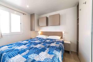 佩斯基奇Centro Turistico San Nicola的卧室配有蓝色和白色的床和窗户。