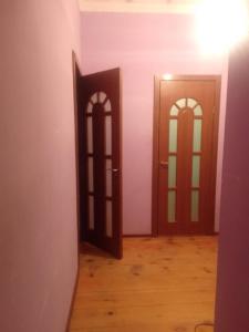 乌树故里Guesthouse Luka的两扇门,位于木地板
