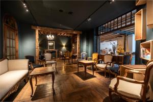 拉罗什-阿登克莱尔方丹国际之家酒店的一间设有桌椅的沙龙等候室
