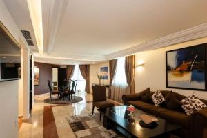 拉巴特Hotel Rabat - A member of Barceló Hotel Group的客厅配有沙发和桌子