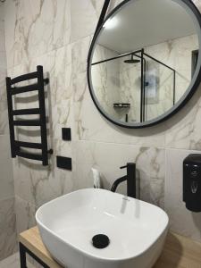 VyshpolʼChudodiyevo Park- Hotel的浴室设有白色水槽和镜子