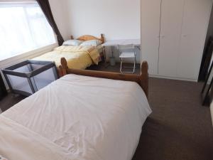 Many Worlds Meet - EuroStar, Wimbledon 30 mins, Central London, Gatwick 15 mins - Spacious, Sleeps up to 16 plus Cot - Free WiFi, Parking - Next to Lloyd Park, Great for Families, Walkers, Relocators - Ideal for Contractors平面图