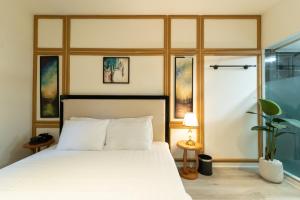 河内Khách sạn Gấu Hotel的卧室配有白色的床和窗户。