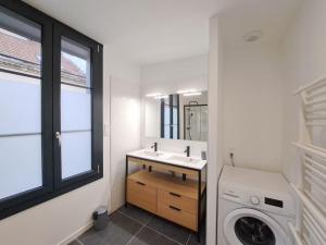 兰斯Antibes, duplex lumineux的一间带水槽和洗衣机的浴室