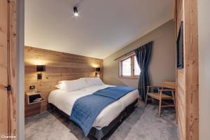 瓦勒迪泽尔阿万谢酒店的一间卧室设有一张带木墙的大床