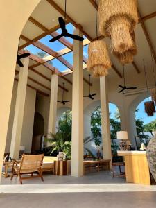 芭东海滩Eden Resort & Villas的庭院配有椅子和吊灯。