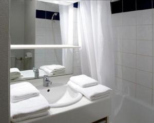 安锡塞祖尔阿菲尔安内西九桥酒店的白色的浴室设有水槽和镜子