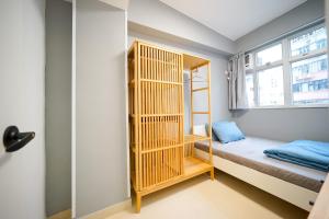 香港Student Accommodation - 292 Hennessy Road的小房间设有双层床和窗户