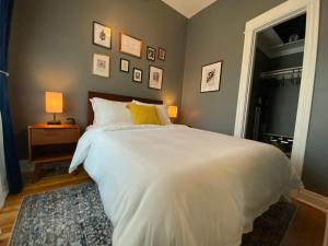 芝加哥Elegant Hideaway in the Heart of Andersonville的卧室设有一张白色大床和一扇窗户。