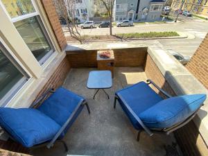 芝加哥Elegant Hideaway in the Heart of Andersonville的两把蓝色椅子坐在窗边的阳台