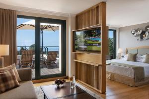 贝特奥伦Carmel Forest by Isrotel Exclusive的一间卧室设有一张床和一个美景阳台