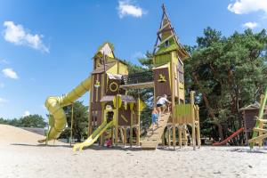 BalenRecreatie- en Natuurpark Keiheuvel的一个带滑梯的沙地游乐场