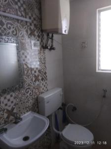 钦奈Royale Seaward Comfort Suites的浴室配有白色卫生间和盥洗盆。
