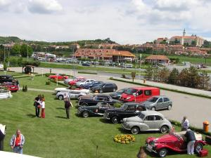 米库洛夫Hotel Zámeček的停在停车场的一群汽车