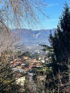 AlbavillaB&B Il Castellaccio - Albavilla的享有远处山谷和山脉的美景