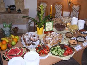 米库洛夫Hotel Zámeček的一张桌子上有很多种不同的食物