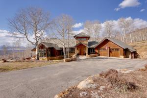 特柳赖德Telluride Mountain Chalet with Gym, Hot Tub and Views!的前面有车道的大房子