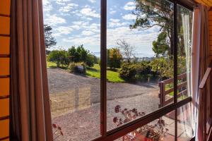 SilvanTreetops Silvan Valley Lodge - suite 1的从院子的窗户欣赏风景