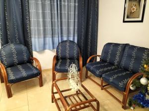 MontielVivienda turística María de Padilla的客厅配有两把椅子和一张沙发