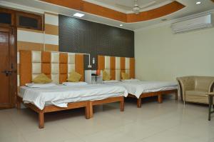 瓜廖尔Hotal Balaji的一间设有两张床的客房,