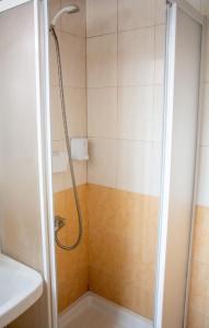 拉纳卡Marina's Rooms Xrisopolitissa Larnaca的浴室内配有淋浴和头顶淋浴
