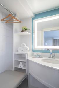 萨尼贝尔萨尼贝尔岛海滩度假酒店的一间带水槽和镜子的浴室