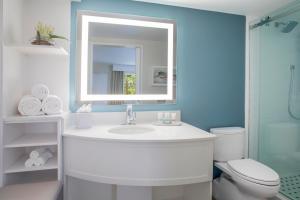 萨尼贝尔萨尼贝尔岛海滩度假酒店的浴室设有白色水槽和镜子