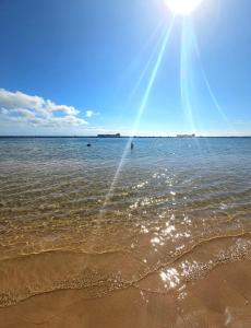 San AndrésCasa Zicman Las Teresitas的阳光照耀着水面的海滩