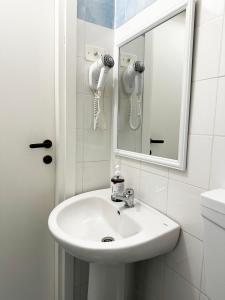米兰米奥旅舍的浴室设有白色水槽和镜子