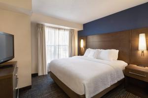 斯克兰顿斯克兰顿公寓酒店的配有一张床和一台平面电视的酒店客房