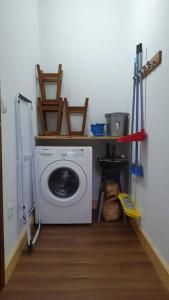 蒙塔莱格里Refúgio do Agricultor - Gerês的洗衣房配有洗衣机和椅子
