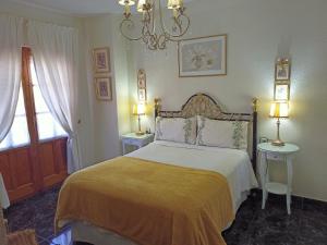 阿尔切纳Alojamientos Villarias Archena 43的一间卧室配有一张带两张桌子和两盏灯的床。