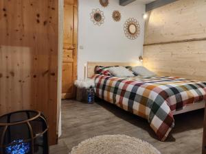 圣莫里斯堡海蒂度假屋的一间卧室设有一张床和木墙