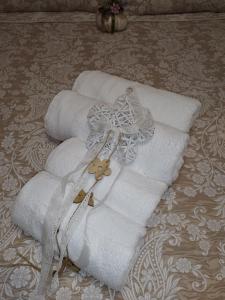 沃洛斯Mary's Dreamy Maisonette的床上的一组白色毛巾