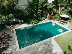 帕纳哈切尔Casa Amaranto的享有庭院游泳池的顶部景色