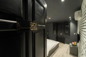 河内Khách sạn Gấu Hotel的一间设有一扇门的房间,通往一间带一张床的卧室