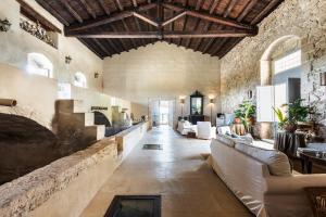 诺托Masseria Costanza, Vendicari Retreat的大型客厅设有大型石墙