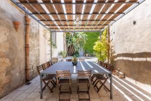 诺托Masseria Costanza, Vendicari Retreat的户外庭院配有桌椅。