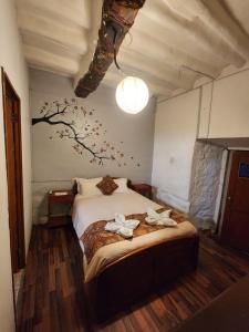 库斯科殖民地皮瓦背包客旅舍的卧室配有一张挂在墙上的树壁床。