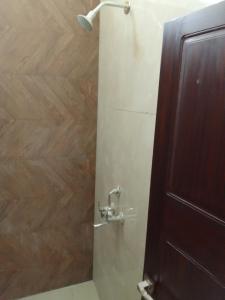 JammalamaduguRivera Resort的带淋浴的浴室和木墙