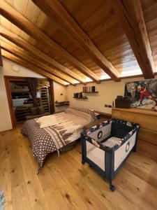格雷索圣尚De Goldene Traum的一间带一张床的卧室,位于带木制天花板的房间内