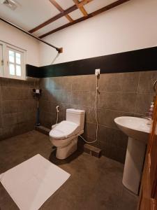 努沃勒埃利耶Magnolia Hideout的一间带卫生间和水槽的浴室