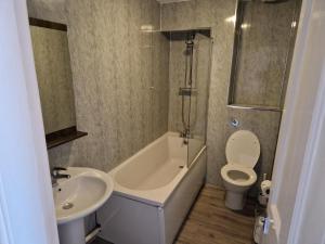 班戈梅奈酒吧酒店 的带浴缸、卫生间和盥洗盆的浴室