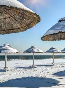 索波特Sopot blisko plaży 4的海滩上的一组遮阳伞