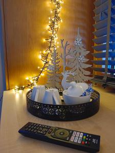 魏斯布里阿赫Berghof Reiter的坐在圣诞树旁边的桌子上的遥控器