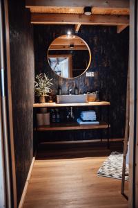 日基Slow Flow Glamp的一间带水槽和镜子的浴室
