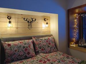 魏斯布里阿赫Berghof Reiter的一间卧室配有带两个枕头和灯的床