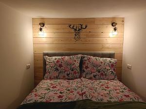 魏斯布里阿赫Berghof Reiter的一间卧室配有一张带木制床头板的床