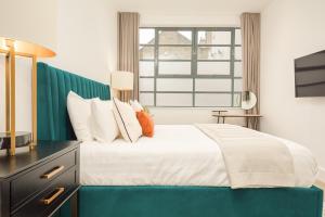 伦敦Be London - The Marylebone Residences的一间卧室设有一张大床和一个窗户。